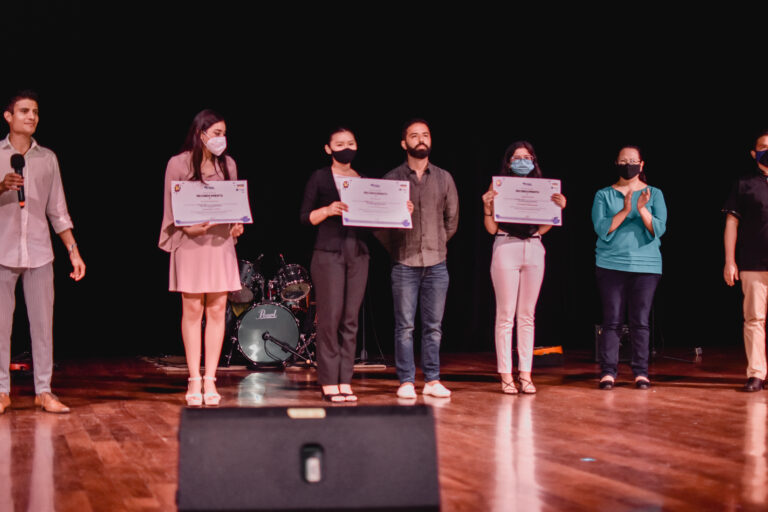 En una estimulante final se llevó a cabo el cierre del Foro Exclama 2021 en el teatro de Playa del Carmen, el pasado jueves 29 de abril, en donde destacaron las reflexiones y propuestas de jóvenes estudiantes de preparatoria, tanto públicas como privadas dejando como ganadoras a 3 mujeres estudiantes de Playa del Carmen.