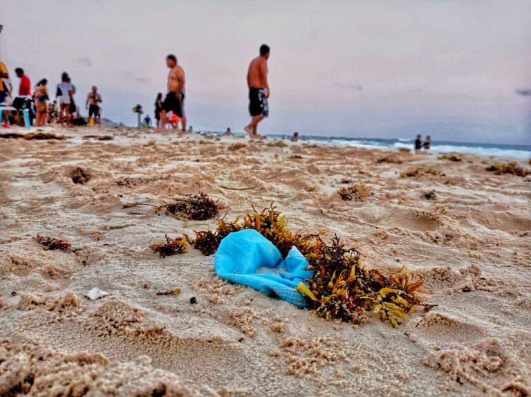 #yUstedQueOpina? / TIRAN CUBREBOCAS EN LAS PLAYAS DURANTE SEMANA SANTA 2021