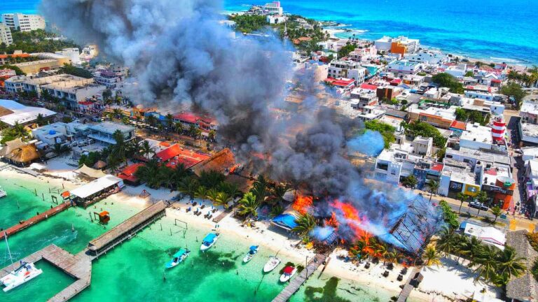 Un fuerte incendio devoró cerca del mediodía del lunes 26 de abril 2021 más una decena de palapas comerciales sobre la avenida Rueda Medina, en el centro de Isla Mujeres, ante la mirada de trabajadores turísticos, residentes y viajeros, quienes no esperaban la magnitud y velocidad que fueron alcanzando las llamas en poco menos de media hora.