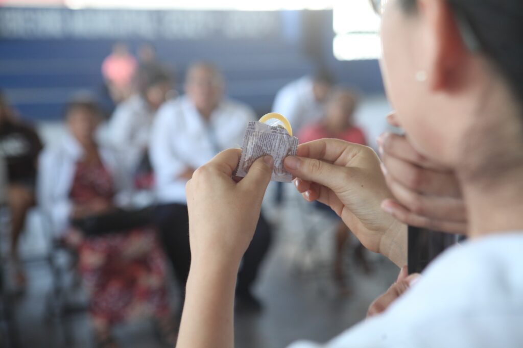 Añadió que se mantiene la promoción constante a través de las redes sociales de la Secretaría de Salud Municipal y el Ayuntamiento de Solidaridad con contenido audiovisual y gráfico, así como a través de las brigadas de salud que acuden a las comunidades rurales del municipio de Solidaridad. Por otra parte, se invita a todos los solidarenses acudir a los CAPS a consultar con un médico de manera gratuita.