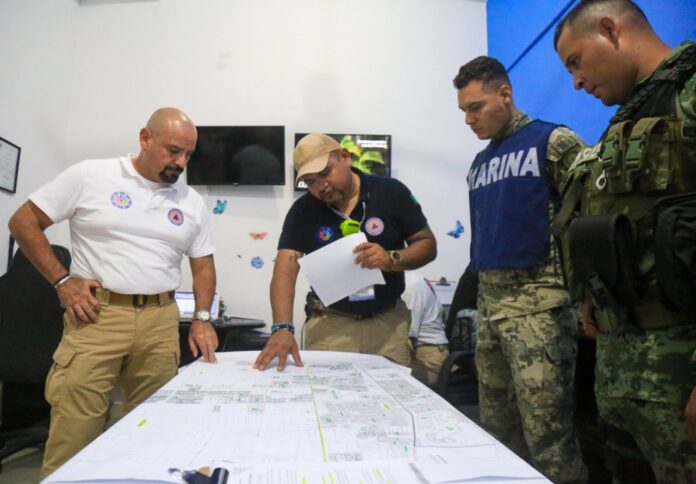 Por último, Jorge Oropeza explicó que el simulacro trató el antes, durante y después de la hipótesis en un huracán categoría tres, se trabajó en coordinación con la Marina, la SEDENA, Seguridad Pública Municipal y Protección Civil.