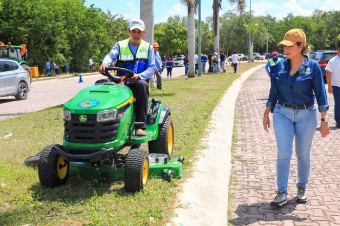 • Renueva el equipo para reforzar el podado, mantenimiento y limpieza de las vialidades; incluso, desyerbadoras. Lili Campos anunció la adquisición de 10 camiones recolectores de basura