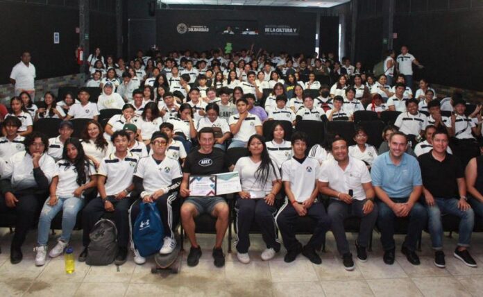 *El Instituto del Deporte le entrega un merecido reconocimiento en el marco del aniversario del centro de estudios comparte su historia de éxito y consejos a los jóvenes.