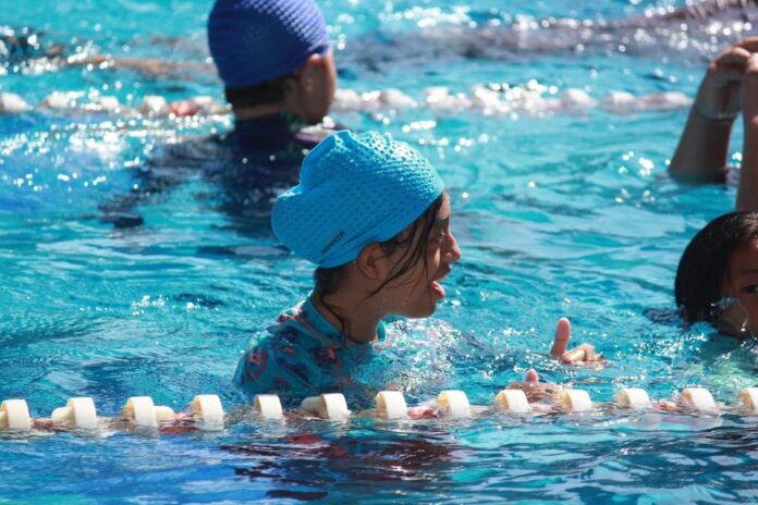 *Estudiantes de la Escuela Secundaria Técnica #41 participan en una sesión del programa “Al agua patos”, en el que aprenden conceptos básicos de la natación.