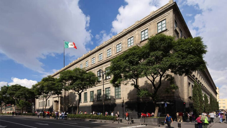 MINISTROS DE LA CORTE GANAN 43 VECES MÁS QUE TRABAJADORES REGISTRADOS ANTE EL IMSS