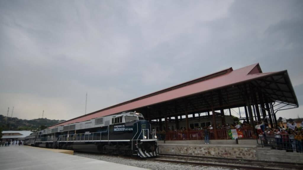 FUERZAS ARMADAS PODRÍAN OPERAR TRENES PARA PASAJEROS: AMLO