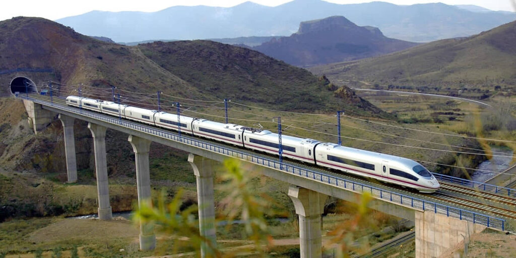 SE DEJARÁN BASES PARA QUE A FUTURO VÍAS DE TREN DE CARGA SEAN PARA PASAJEROS: AMLO