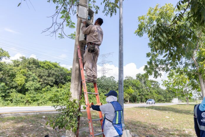 • El gobierno municipal de Solidaridad y FONATUR realizan esfuerzo conjunto para instalar 160 postes y 320 lámparas y reducir áreas oscuras sobre la carretera federal 307