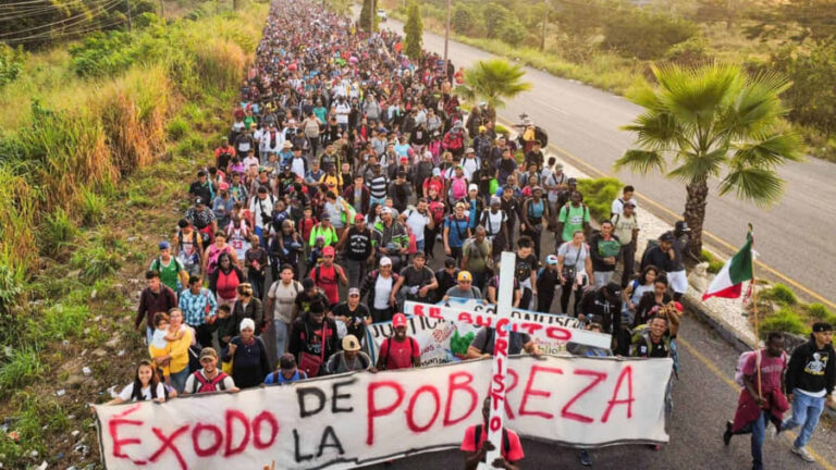 CARAVANA MIGRANTE SE ENTREGA AL INM, BUSCA ESTANCIA LEGAL EN MÉXICO