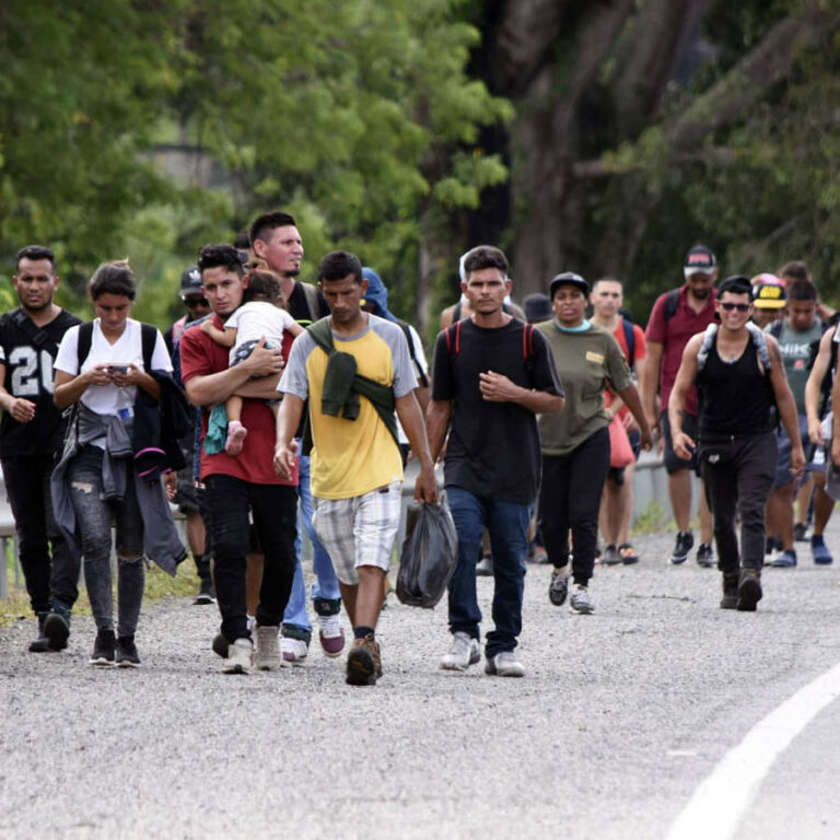 AVANZA CARAVANA DE MIGRANTES CON MAYORÍA DE FAMILIAS CON NIÑOS, JÓVENES Y ADULTOS MAYORES