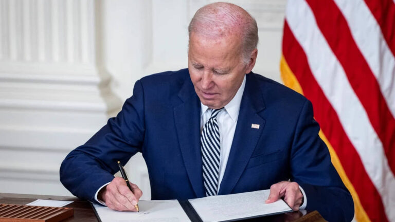 BIDEN DEMANDA A TEXAS POR LEY PARA DETENER A MIGRANTES