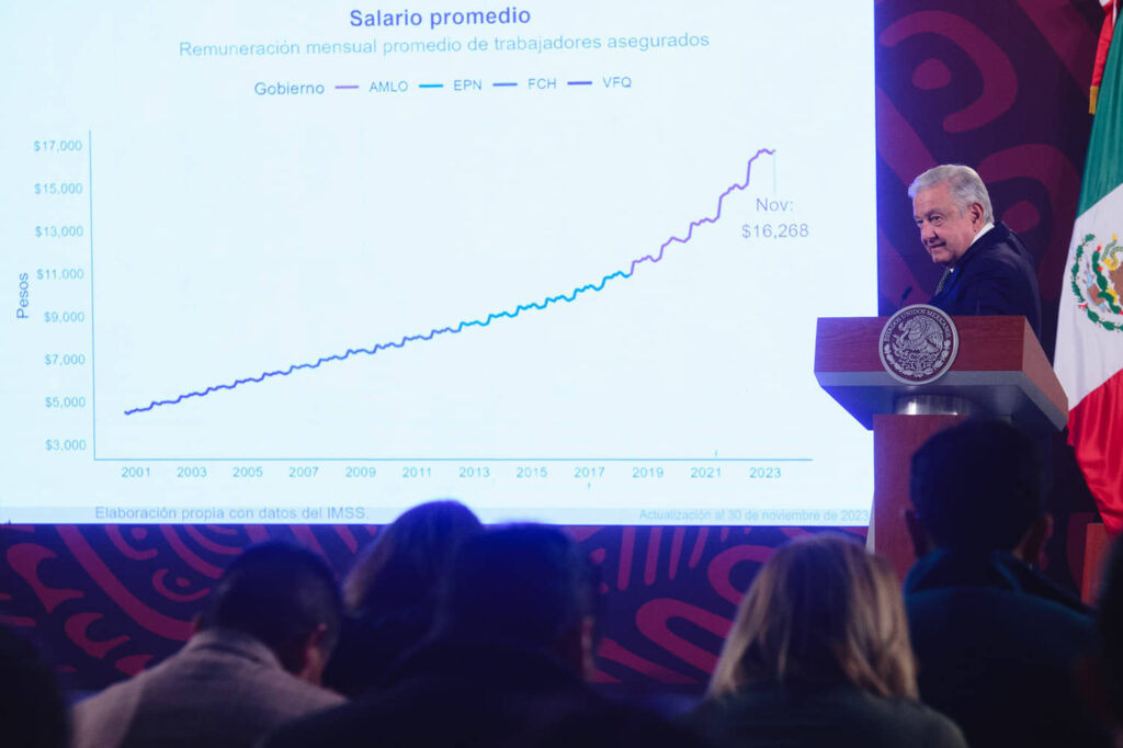 MEJORAR PENSIONES NO SE RELACIONA CON AFORES: AMLO