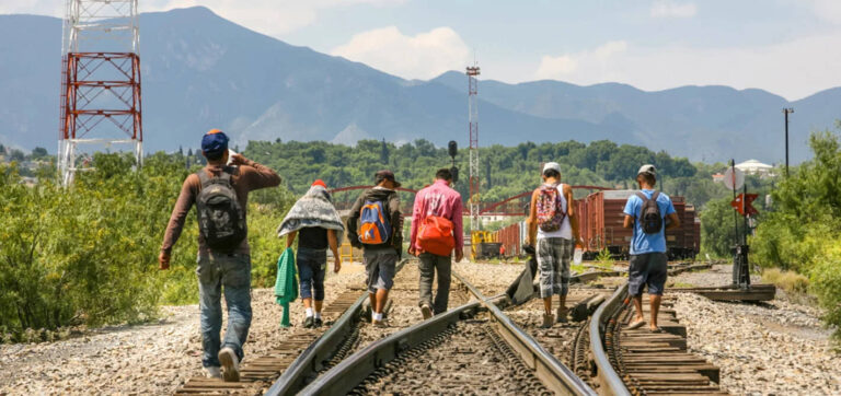 Se redujo 55% el cruce de migrantes a Estados Unidos.