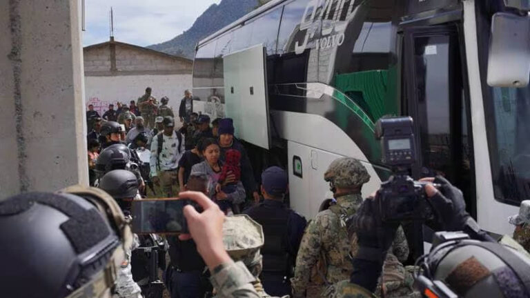 DESCUBREN A 726 MIGRANTES ESCONDIDOS EN UN ALMACÉN