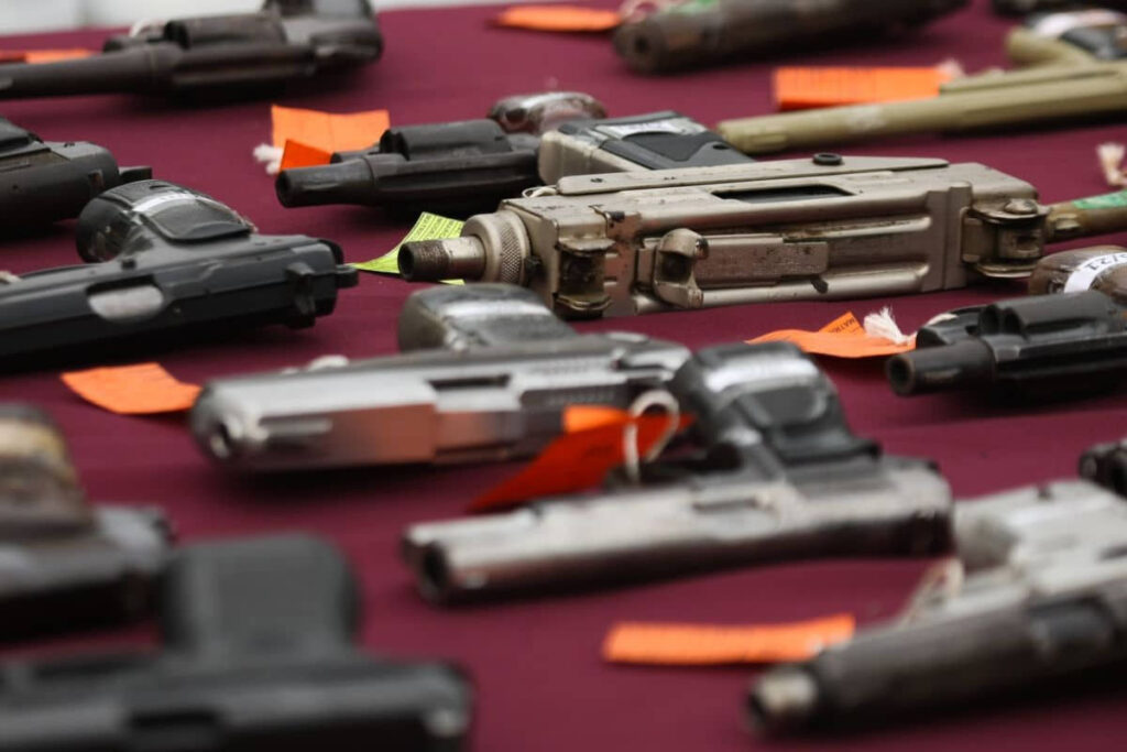 Hasta medio millón de armas cruzan a México de Estados Unidos por contrabando