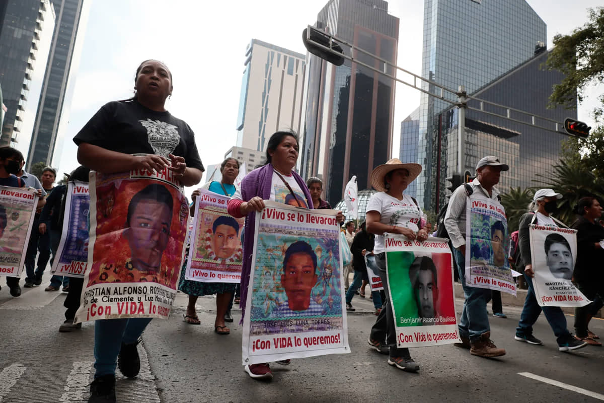 Padres De Normalistas InstalarÁn PlantÓn Frente A Palacio Nacional Reportero Ambulante 4384