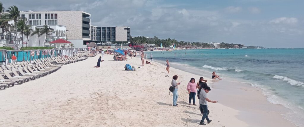 Pese a tener errores en su planteamiento, la Secretaría de Medio Ambiente y Recursos Naturales (Semarnat) autorizó una recuperación de playa a favor del hotel Hyatt.