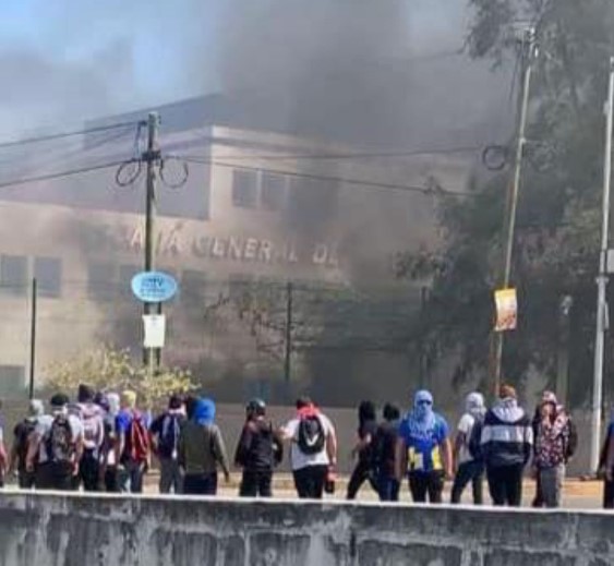 NORMALISTAS DE AYOTZINAPA PROTESTAN FRENTE A LA FISCALÍA DE GUERRERO