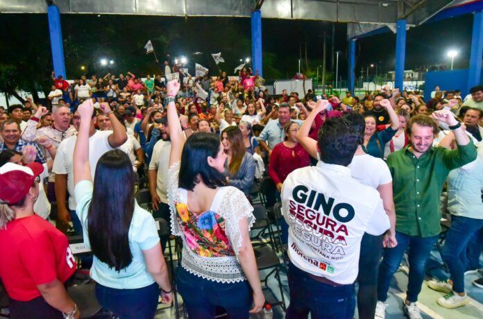 La candidata de la Coalición “Sigamos Haciendo Historia en Quintana Roo”, Estefanía Mercado, presencia el debate presidencial en la colonia Nicte Ha.