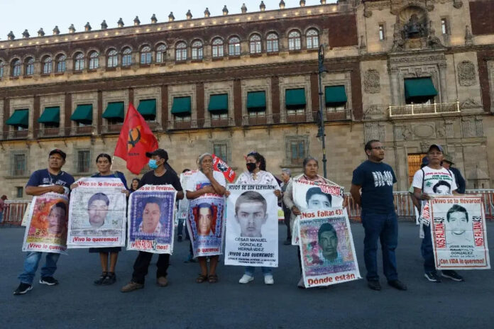 Prefiere Sheinbaum trato directo con familias de los 43 que con abogados