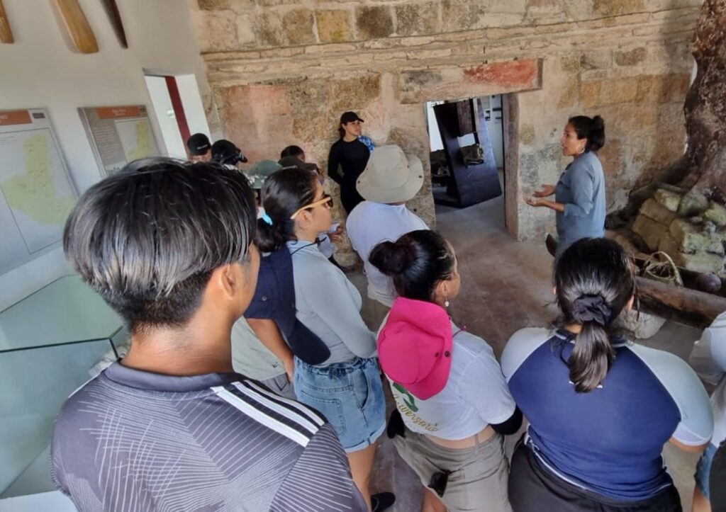 ESTUDIANTES DE LA UQROO REALIZAN VISITA DE INTERPRETACIÓN Y RESTAURACIÓN DEL ECOSISTEMA DE MANGLAR EN EL PARQUE PUNTA SUR