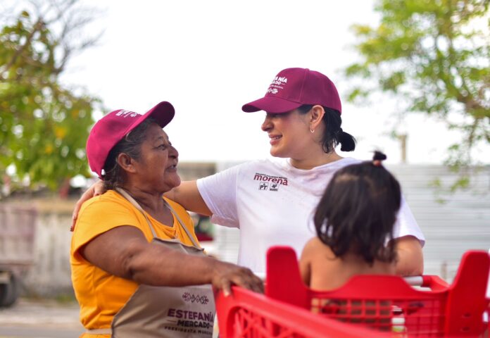 • La abanderada morenista visitó el tianguis y el mercado de la colonia Bellavista, donde prometió espacios dignos para todos