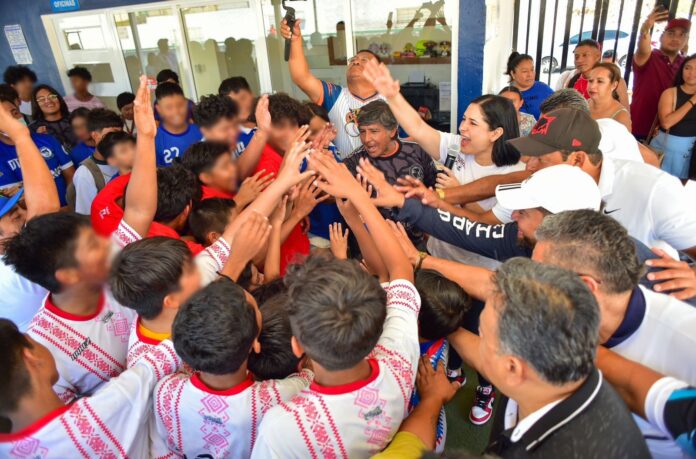 • La candidata de Morena, PT y PVEM se reúne con entrenadores de fútbol y deportistas en la cancha Playa Sport, filial del Club Atlas.