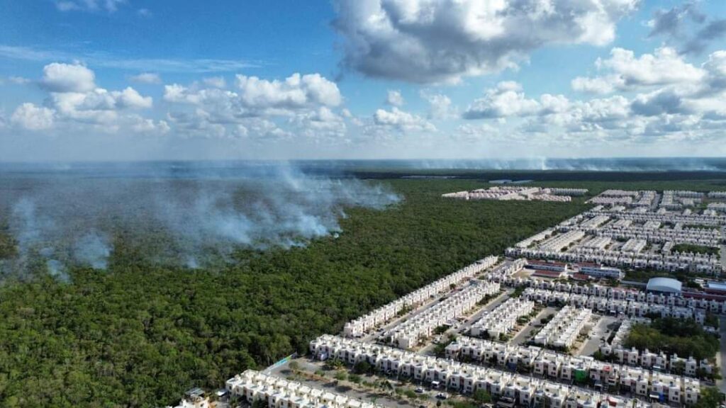 BOMBEROS REALIZAN INCESANTES TRABAJOS PARA SOFOCAR INCENDIO EN VILLAS DEL SOL