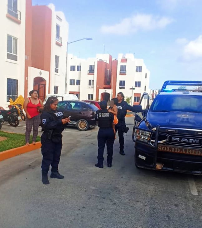 RESCATAN A INFANTE QUE DEAMBULABA EN PAÑALES SOBRE AVENIDA CTM DE PLAYA DEL CARMEN