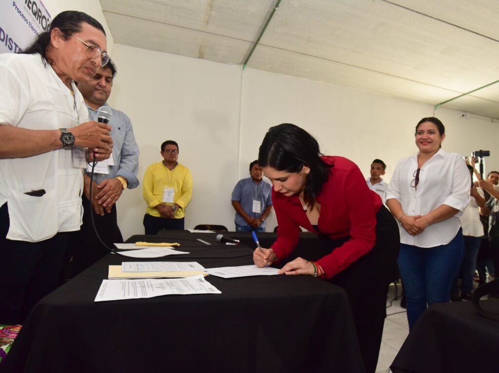 Estefanía Mercado recibe su constancia como Presidenta Municipal Electa en Solidaridad