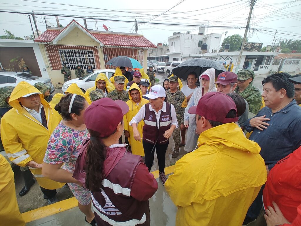 MARA LEZAMA RECORRE DOMICILIOS DE LA COLONIA FIDEL VELÁZQUEZ, UNA DE LAS MÁS AFECTADAS DE CHETUMAL