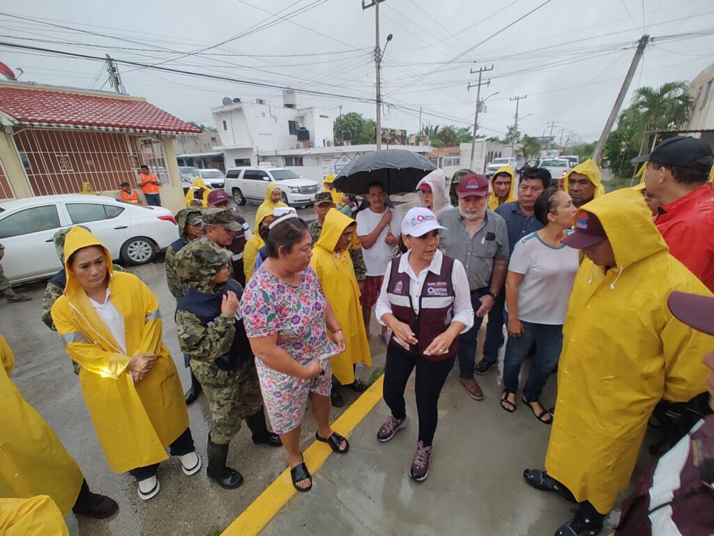 MARA LEZAMA RECORRE DOMICILIOS DE LA COLONIA FIDEL VELÁZQUEZ, UNA DE LAS MÁS AFECTADAS DE CHETUMAL