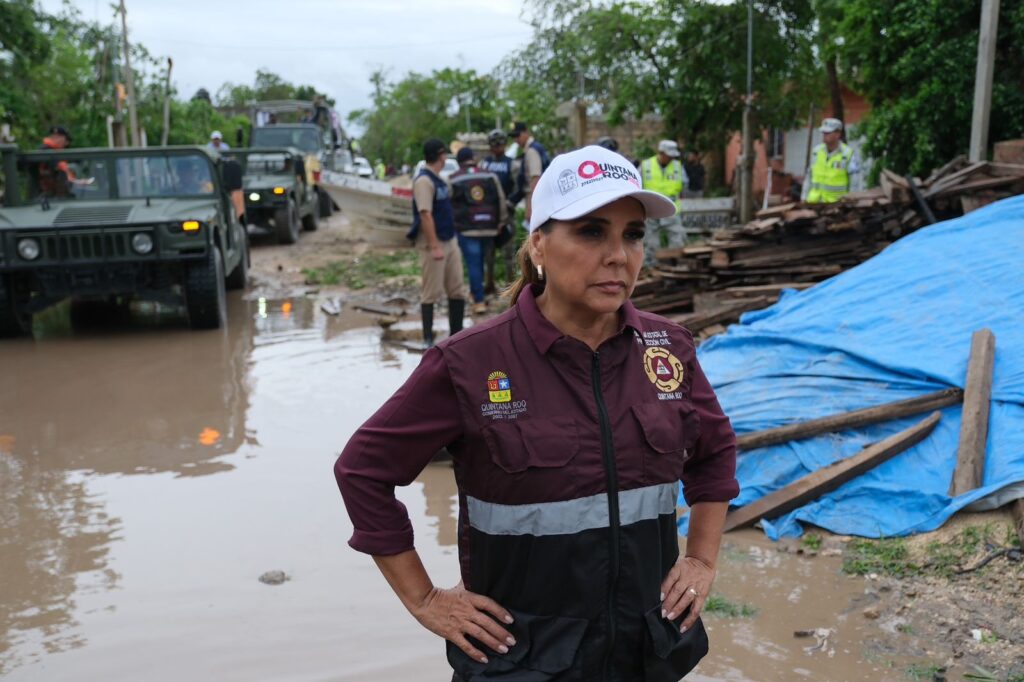 RECORRE MARA LEZAMA COLONIAS VULNERABLES AFECTADAS POR “BERYL”