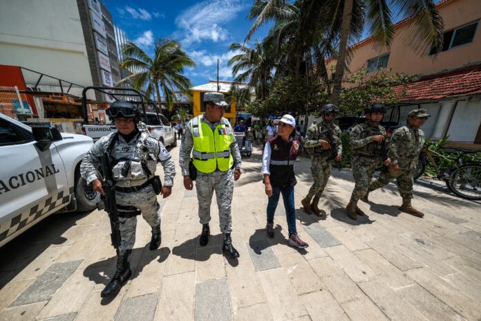 -La Gobernadora recorrió calles y colonias del municipio para identificar los puntos sin suministro eléctrico y coordinar con la CFE su restablecimiento