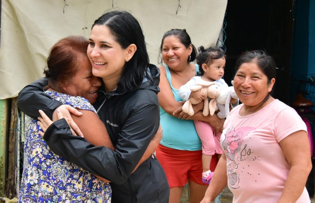 ESTEFANÍA MERCADO RECORRE IN HOUSE Y ATIENDE A LAS FAMILIAS VULNERABLES TRAS EL PASO DE BERYL