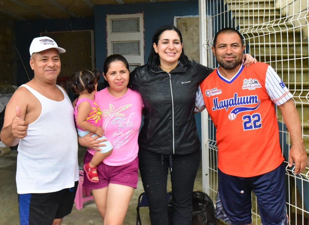 ESTEFANÍA MERCADO RECORRE IN HOUSE Y ATIENDE A LAS FAMILIAS VULNERABLES TRAS EL PASO DE BERYL