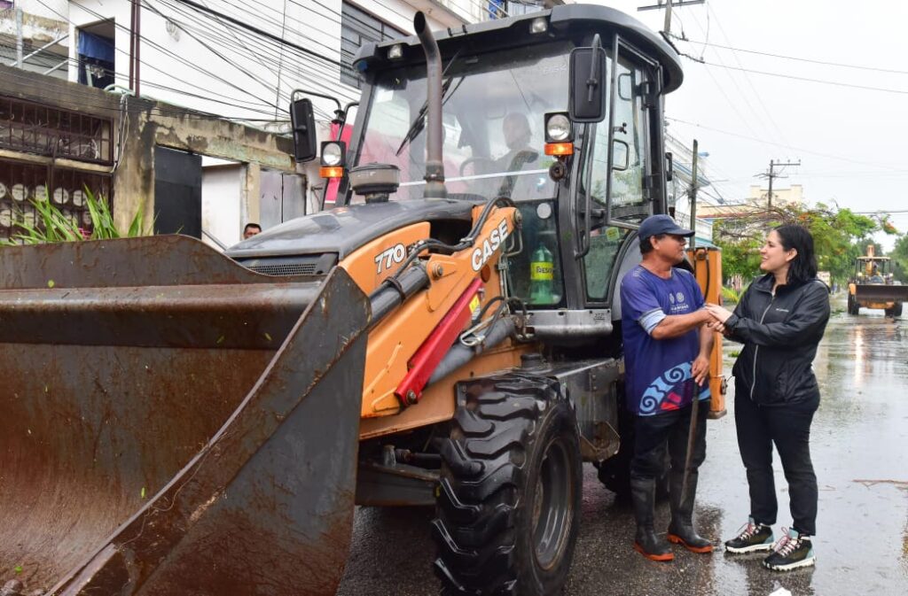 ESTEFANÍA MERCADO RECORRE IN HOUSE Y ATIENDE A LAS FAMILIAS VULNERABLES TRAS EL PASO DE BERYL