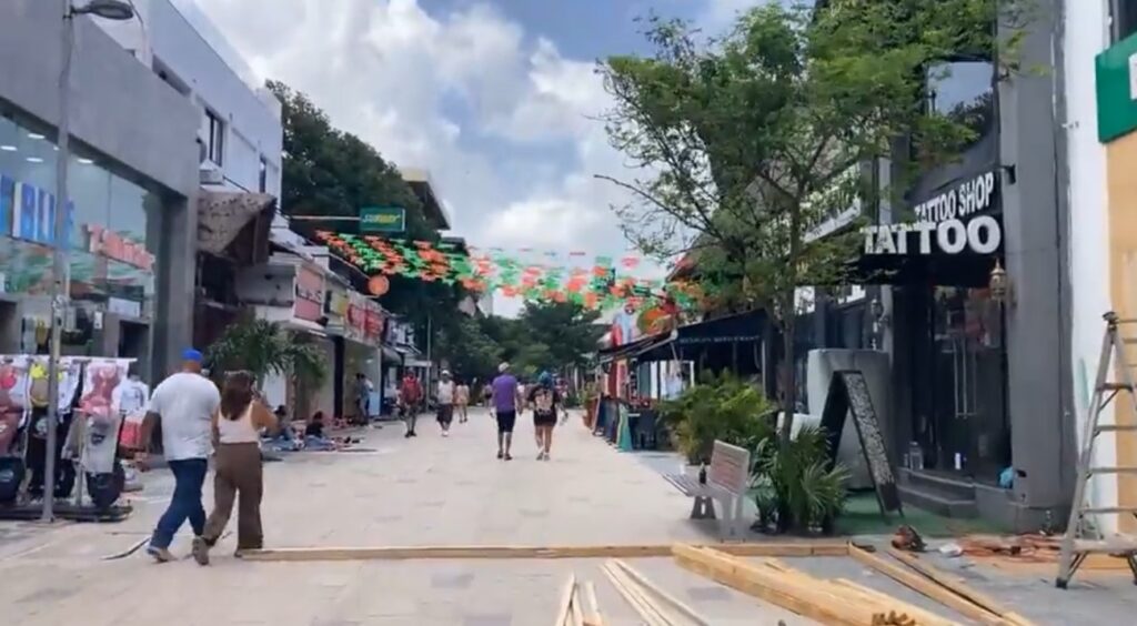 ASÍ SE VE LA QUINTA AVENIDA DE PLAYA DEL CARMEN ANTES DE LOS EFECTOS DEL HURACAN BERYL EN EL CARIBE MEXICANO