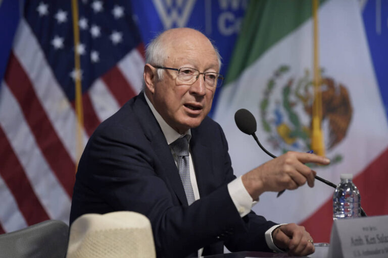 SEGURIDAD EN MÉXICO, CLAVE PARA ENFRENTAR LA CRISIS MIGRATORIA: KEN SALAZAR