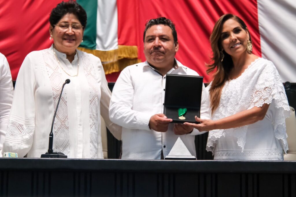 ENTREGA MARA LEZAMA MEDALLA AL MÉRITO INDÍGENA “CECILIO CHÍ” A WILDERNAIN VILLEGAS CARRILLO POR SU CONTRIBUCIÓN A LA PRESERVACIÓN DE LA CULTURA MAYA