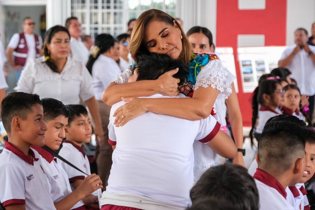 Mara Lezama inaugura el Ciclo Escolar 2024-2025 con entrega de uniformes, útiles y mochilas gratuitos