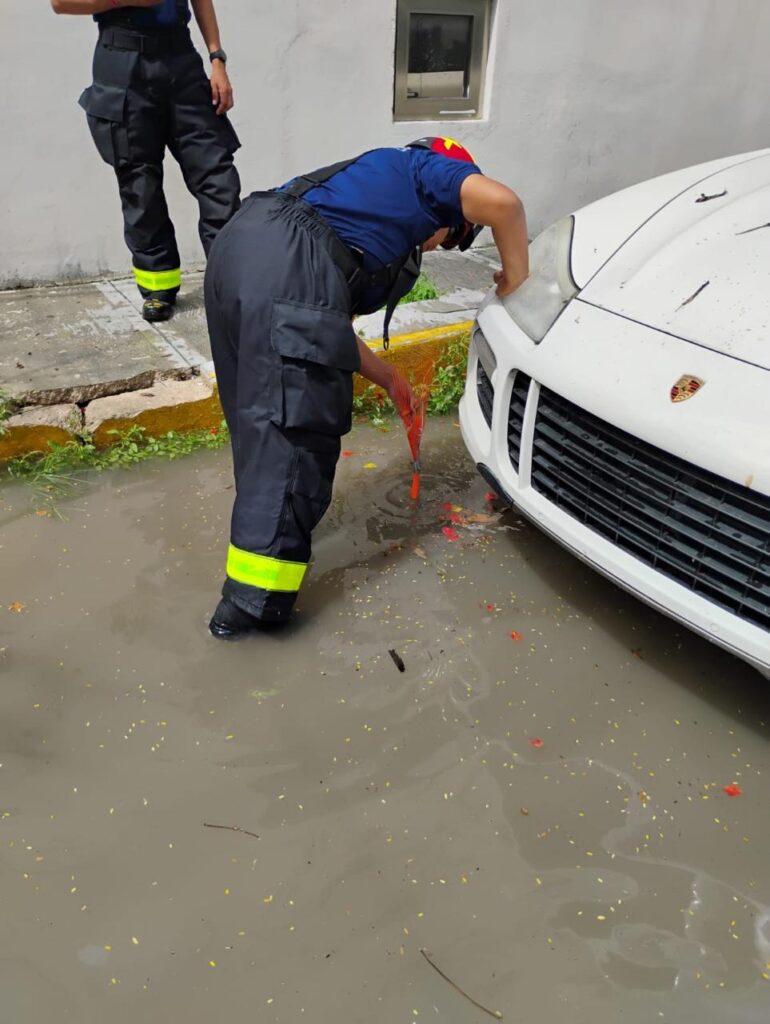 RÁPIDA REACCIÓN DE SERVICIOS PÚBLICOS Y BOMBEROS ANTE LLUVIAS EN SOLIDARIDAD