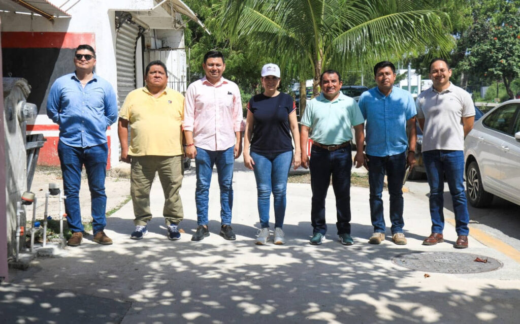 Lili Campos entrega domo escolar, banquetas y parque