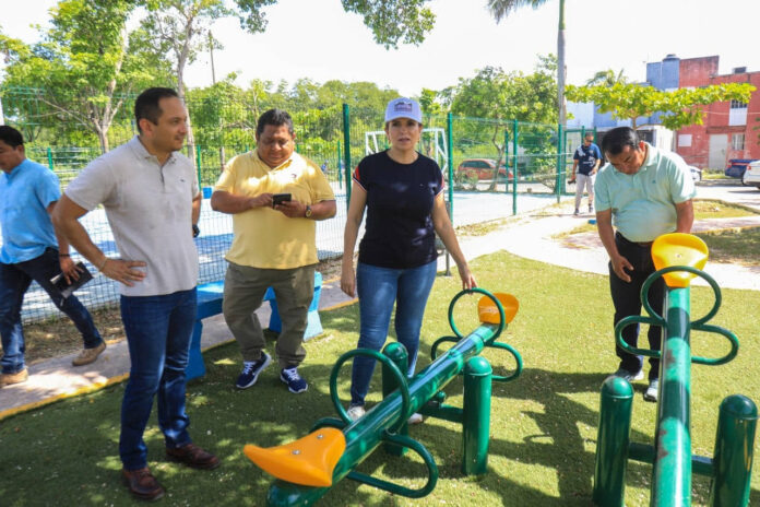 Lili Campos entrega domo escolar, banquetas y parque