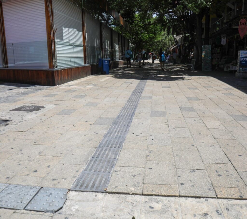 Adaptan piso de la 5ta Avenida para personas con discapacidad visual