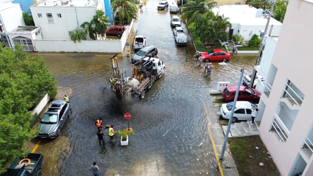 SUPERVISA MARA LEZAMA LA RECUPERACIÓN DE CALLES Y ENTREGA APOYOS TRAS TORMENTA “HELENE”