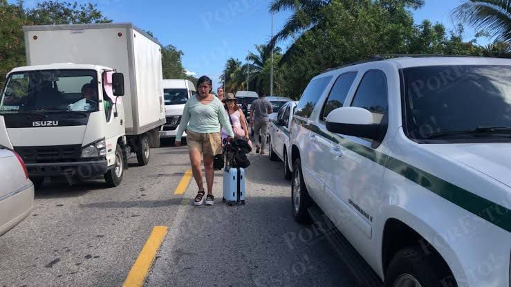 Condena Asociación de Hoteles de Tulum bloqueo carretero de taxistas