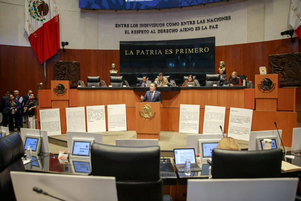 La madrugada de este 25 de octubre el Pleno de la Cámara de Senadores aprobó el dictamen de la iniciativa de reforma a los artículos 105 y 107 de la Constitución Política que establece que son improcedentes las controversias constitucionales o las acciones de inconstitucionalidad que tengan por objeto controvertir las adiciones o reformas a la Constitución.