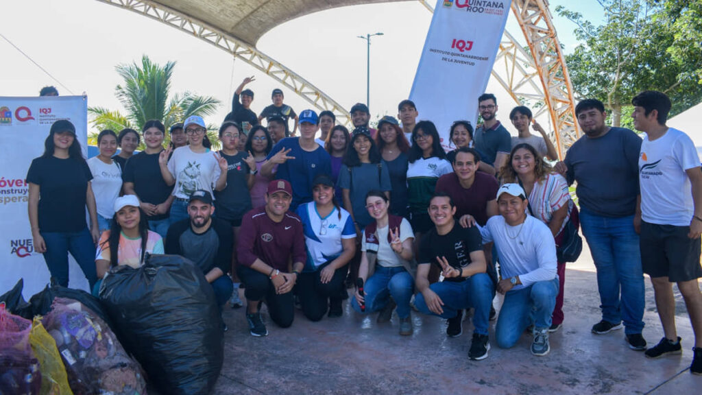 JÓVENES DE QUINTANA ROO PROMUEVEN LA SOSTENIBILIDAD EN BRIGADA DE LIMPIEZA EN DOS MULAS