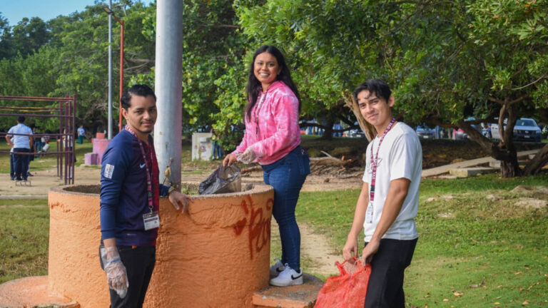 JÓVENES DE QUINTANA ROO PROMUEVEN LA SOSTENIBILIDAD EN BRIGADA DE LIMPIEZA EN DOS MULAS